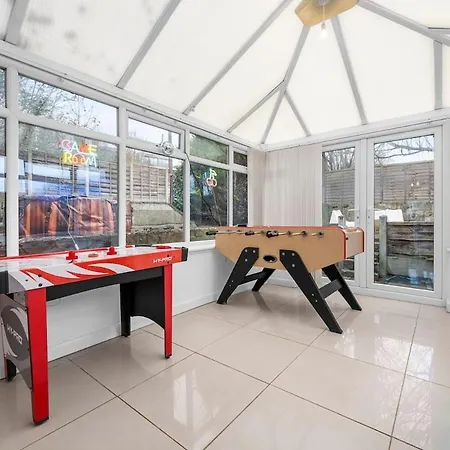 The Vibe & Play Hangout - Hot Tub Retreat *