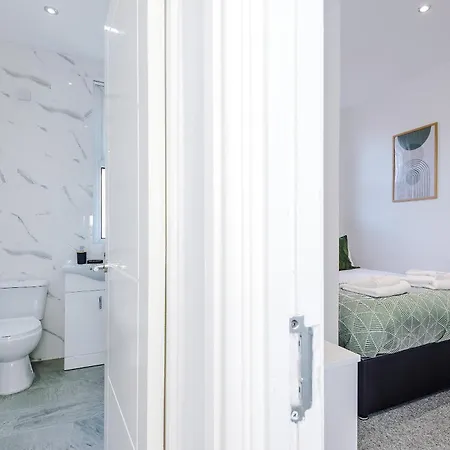 3 Bedroom Town House - Etihad Stadium - Free Parking Holiday home *