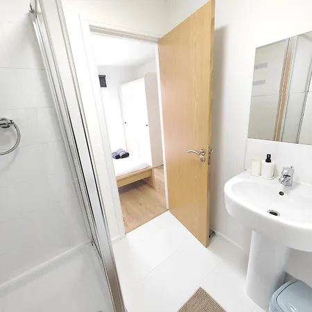 Homestay Modern Private In Shared 2 Bed Flat Camp St Manchester
