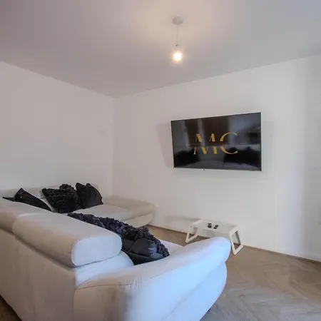 Modern 2-bed House In Swinton - Private Parking Dom wakacyjny Manchester