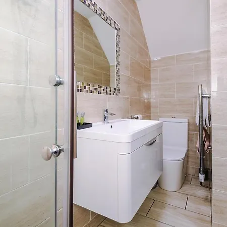 Sleeps 13, Free Parking, Near Etihad & C0-0p Live, 4br بيت للعطل مانشستر