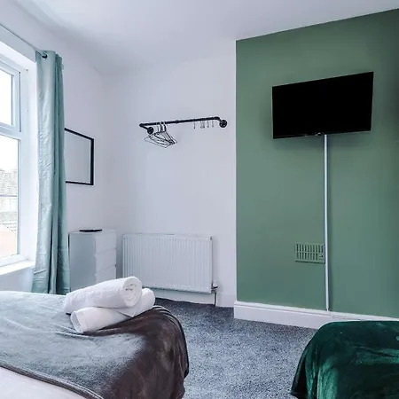 Spacious 3 Bed In By 53 Degrees Property, Perfect For Group Stays, Sleeps 8 With Free Parking! * Manchester