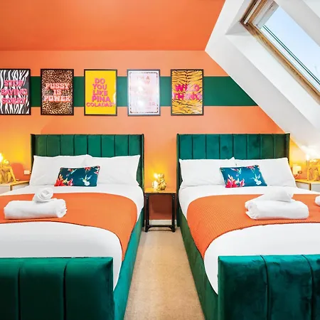 Stylish 4 Bed House With Garden - 4 Doubles Beds & 1 Single Bed - Sleeps 9 - Salford - Free Parking - Smart Tvs In Every Bedroom - Free Netflix - 6 Min To Centre, Close To Trafford Centre, Etihad Stadium, Arena, Clubs & Mor *