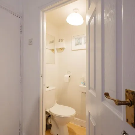 펜션 Modern 3 Bedroom House In Salford, Sleeps 6, 16 Minutes From Centre, Free Parking And Wi-fi, Weekly & Monthly Stays, Great Rates Available At Peachy 맨체스터