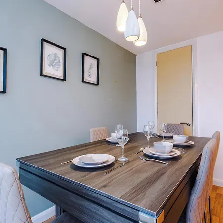 Сasa de vacaciones Stylish House In With Pool Table