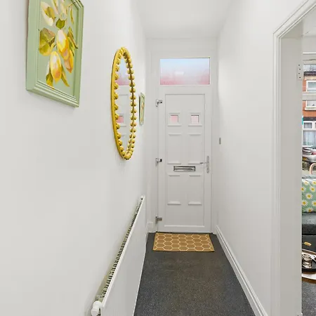 Manchester 2 Bedroom 5 Beds House 10 Minutes Away From City Centre And Hospitals On Street Parking ,Great For Long Term Stays Contractors And Hospital Workers Holiday home Manchester