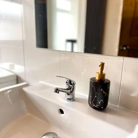 Modern And Comfy 3 Bed Near Etihad And Coop Live Arena *