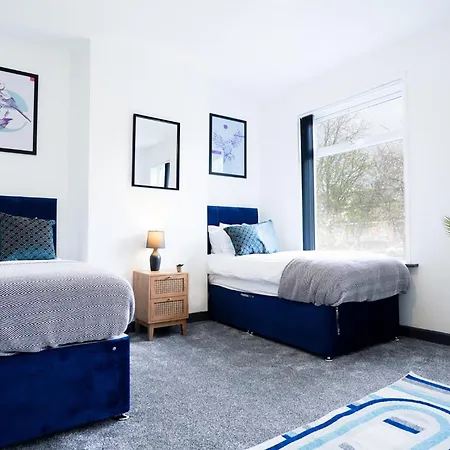 Spacious 3-bedroom Near Centre With Parking *