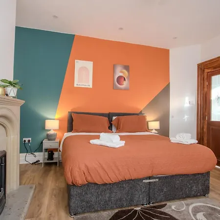 Modern & Spacious 4-bedroom Home, Family & Contractor Friendly, Manchester