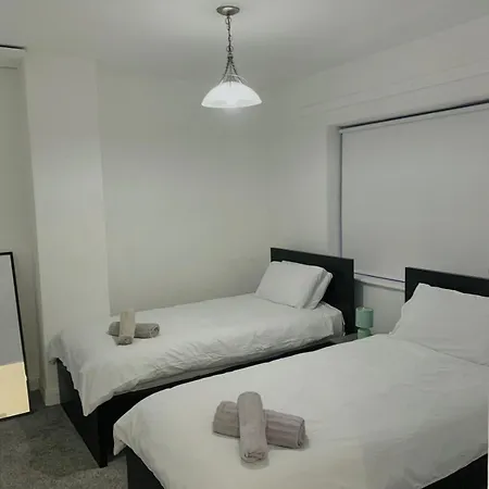 Modern 3-br On Edge Of Center With Free Parking Nyaraló *