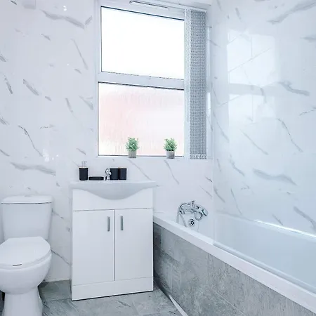 Holiday home 3 Bedroom Town House - Etihad Stadium - Free Parking Manchester