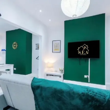 Modern 2-bed House Near Centre - Sleeps 6 *