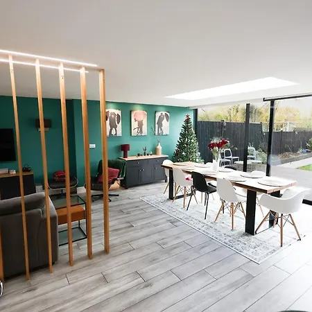 Stunning Family With Hot Tub In Worsley * Manchester