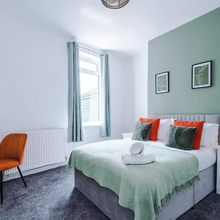 Dom wakacyjny Spacious 3 Bed In By 53 Degrees Property, Perfect For Group Stays, Sleeps 8 With Free Parking! Manchester