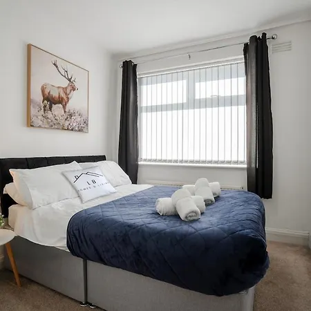 Casa de Férias Stunning 2br House In Near Etihad And Coop Arena