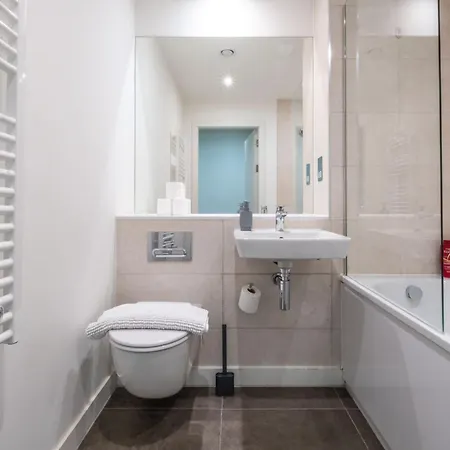 Bright Modern Townhouse With Free Parking 度假居