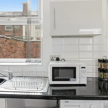 Holiday home Manchester 2 Bedroom 5 Beds House 10 Minutes Away From City Centre And Hospitals On Street Parking ,Great For Long Term Stays Contractors And Hospital Workers *