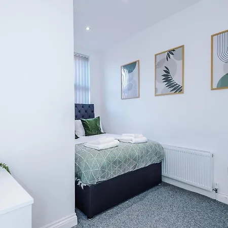 Holiday home 3 Bedroom Town House - Etihad Stadium - Free Parking