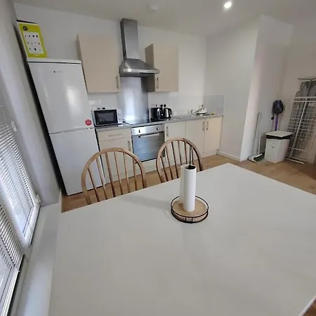 Fresh Private In Shared 2 Bed Flat Deltapoint *