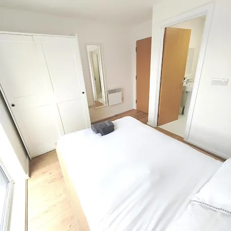 Modern Private In Shared 2 Bed Flat Camp St בית אירוח
