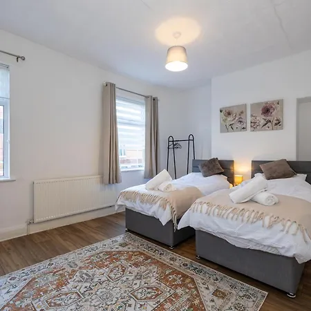 Steps From Old Trafford - Modern *