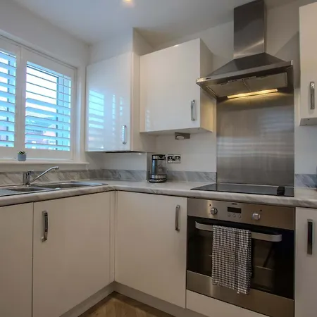Modern 2-bed House In Swinton - Private Parking Dom wakacyjny Manchester