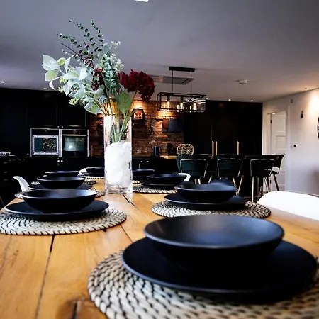 Stunning Family With Hot Tub In Worsley Holiday home Manchester