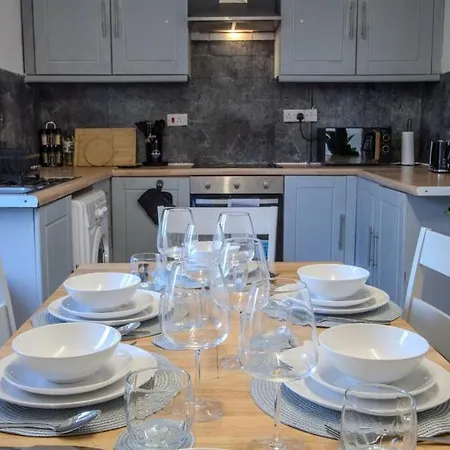 Stylish 3br In Swinton - Free Parking Holiday home