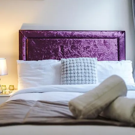 Sleeps 13, Free Parking, Near Etihad & C0-0p Live, 4br *