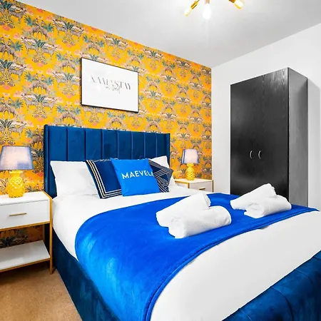 Stylish 4 Bed House With Garden - 4 Doubles Beds & 1 Single Bed - Sleeps 9 - Salford - Free Parking - Smart Tvs In Every Bedroom - Free Netflix - 6 Min To Centre, Close To Trafford Centre, Etihad Stadium, Arena, Clubs & Mor Casa vacanze *