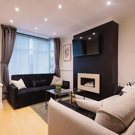 Modern 3 Bedroom House In Salford, Sleeps 6, 16 Minutes From Centre, Free Parking And Wi-fi, Weekly & Monthly Stays, Great Rates Available At Peachy 펜션