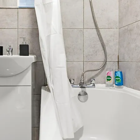 Manchester 2 Bedroom 5 Beds House 10 Minutes Away From City Centre And Hospitals On Street Parking ,Great For Long Term Stays Contractors And Hospital Workers *