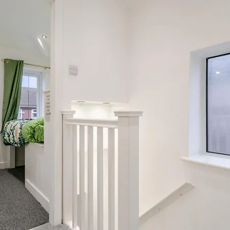 Spacious 4 Bed Ideal For Business & Long Term Stays, Free Parking * Manchester