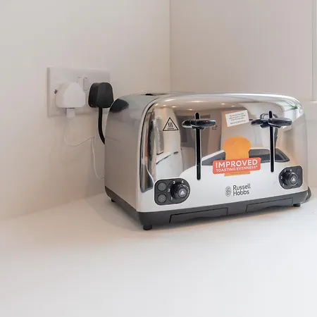 Comfort & Style In Salford - Sleeps 8 *