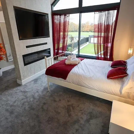 Stunning Family With Hot Tub In Worsley Holiday home *