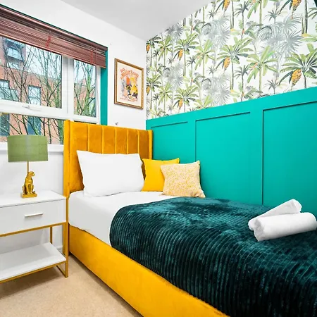 Stylish 4 Bed House With Garden - 4 Doubles Beds & 1 Single Bed - Sleeps 9 - Salford - Free Parking - Smart Tvs In Every Bedroom - Free Netflix - 6 Min To Centre, Close To Trafford Centre, Etihad Stadium, Arena, Clubs & Mor *