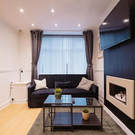 Modern 3 Bedroom House In Salford, Sleeps 6, 16 Minutes From Centre, Free Parking And Wi-fi, Weekly & Monthly Stays, Great Rates Available At Peachy 맨체스터
