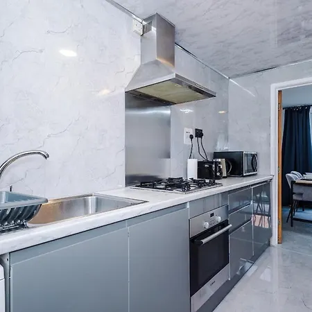 Pearl Reside - Sleeps 5, Free Parking & 5 Mins Centre