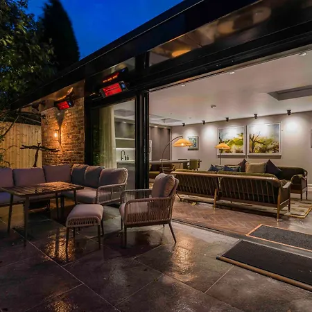 Villa The Coach House *