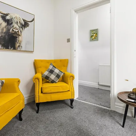 Manchester 2 Bedroom 5 Beds House 10 Minutes Away From City Centre And Hospitals On Street Parking ,Great For Long Term Stays Contractors And Hospital Workers Manchester