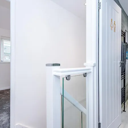 Stylish 2br House For 4 In With Parking Manchester