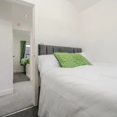 Spacious 4 Bed Ideal For Business & Long Term Stays, Free Parking Mánchester
