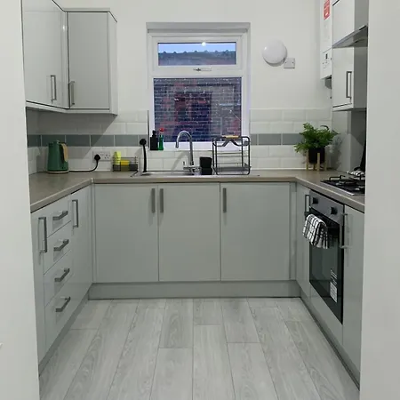 Modern 3-br On Edge Of Center With Free Parking Nyaraló *