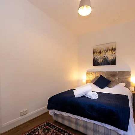 Steps From Old Trafford - Modern Vakantiehuis *