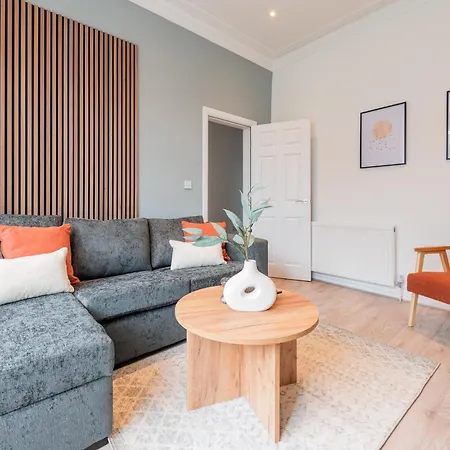 Comfort & Style In Salford - Sleeps 8 Holiday home *