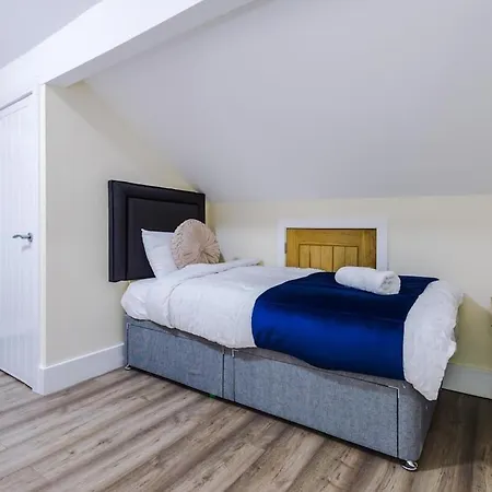 Sleeps 13, Free Parking, Near Etihad & C0-0p Live, 4br