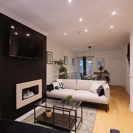 펜션 Modern 3 Bedroom House In Salford, Sleeps 6, 16 Minutes From Centre, Free Parking And Wi-fi, Weekly & Monthly Stays, Great Rates Available At Peachy *