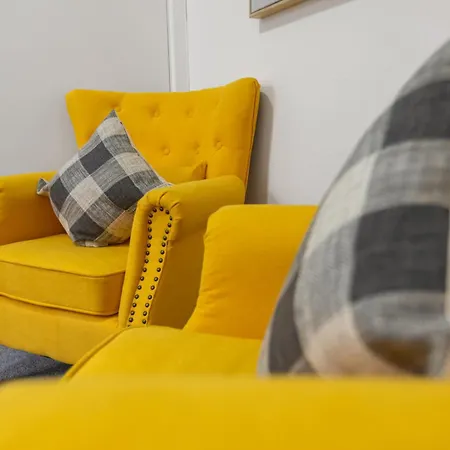 Manchester 2 Bedroom 5 Beds House 10 Minutes Away From City Centre And Hospitals On Street Parking ,Great For Long Term Stays Contractors And Hospital Workers