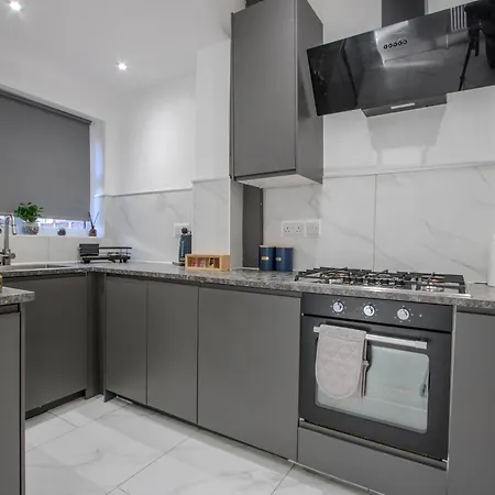 Modern & Spacious 4-bedroom Home, Family & Contractor Friendly, * マンチェスター