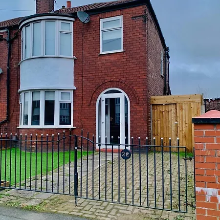 Modern 3-br On Edge Of Center With Free Parking Holiday home